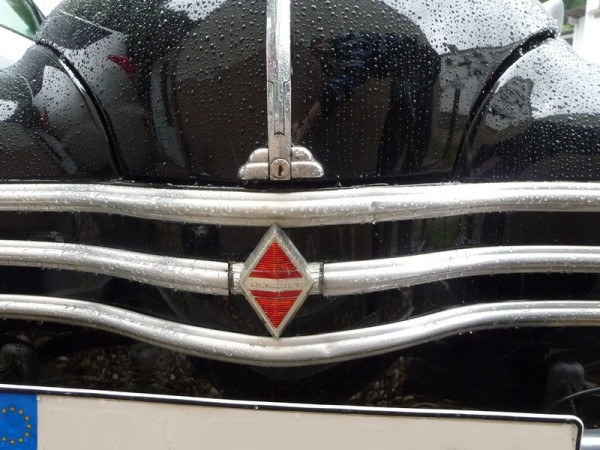 Renault 4CV Cremeschnittchen Front Logo